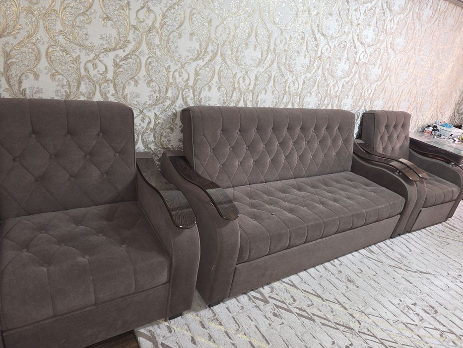 Продаётся дивани и два кресла расходные