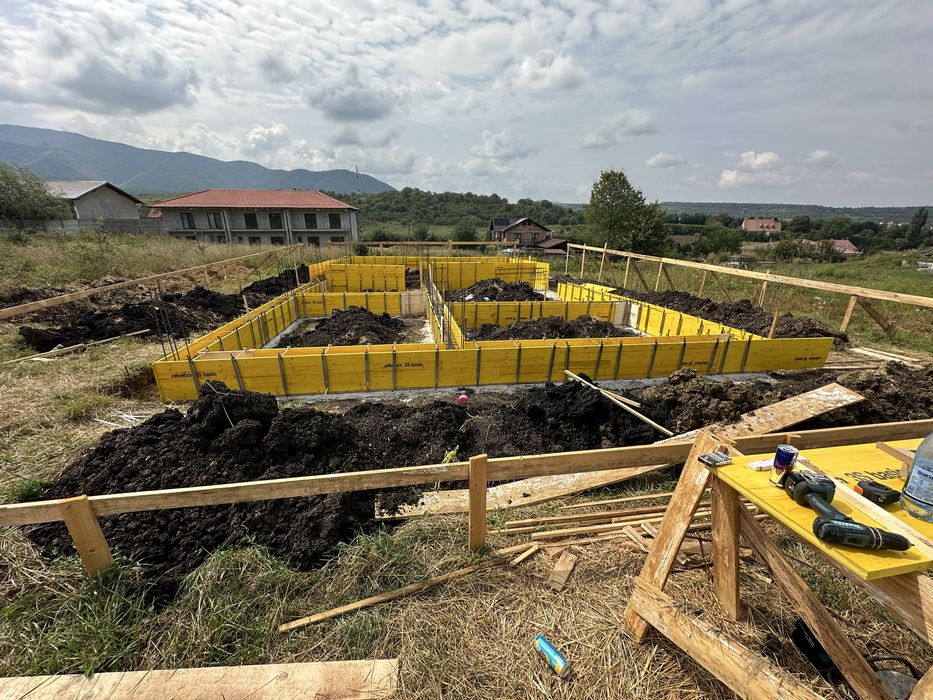 Case la rosu , fundatii , garduri,elevatii,acoperis