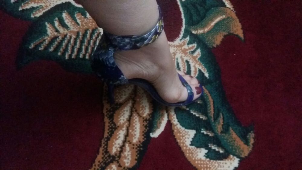 Продаю  вечерние босоножки