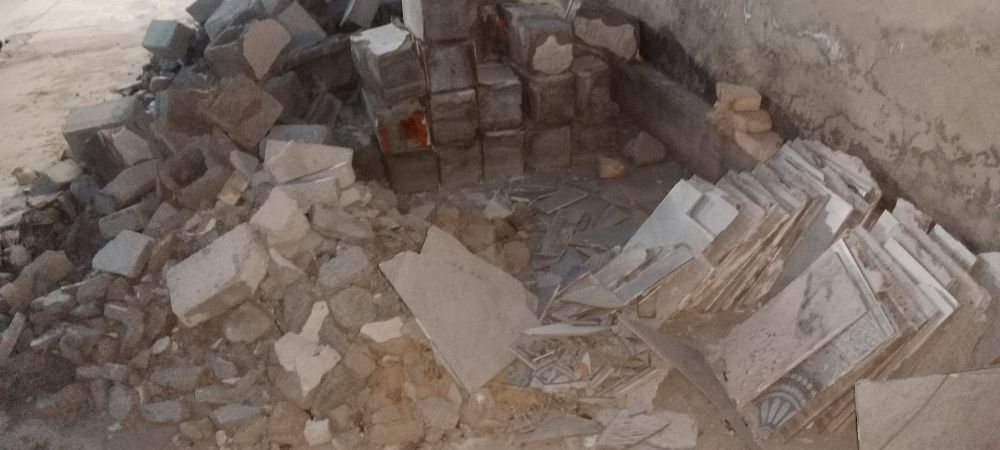 Битые шлакоблоки