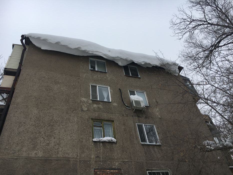Чистка крыш, Сбив сосулек