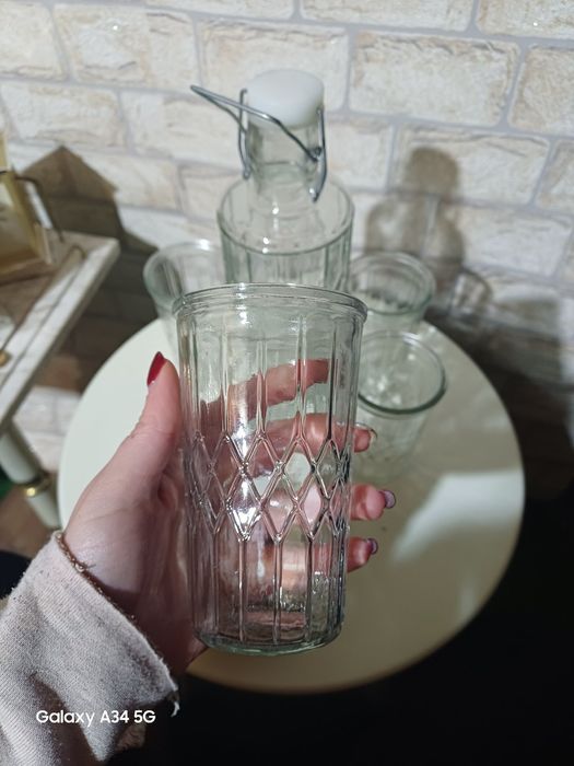 Странна Бутилка със чаши