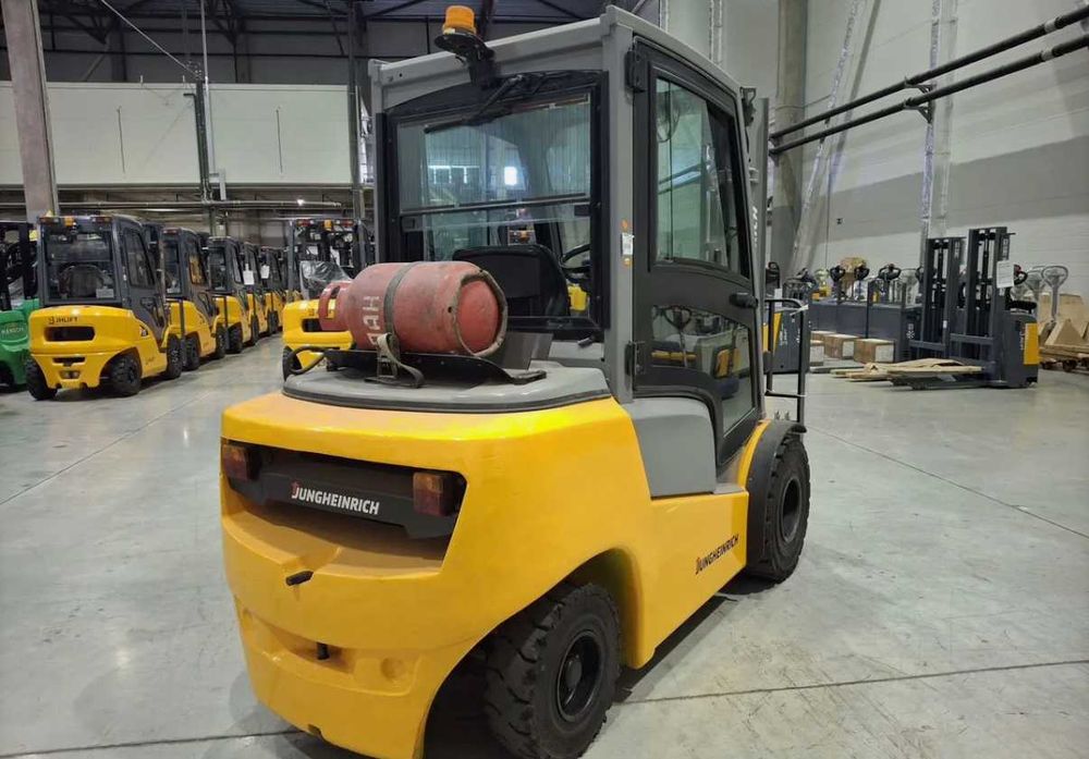 Погрузчик газ-бензин Jungheinrich TFG430 (3 тонны)