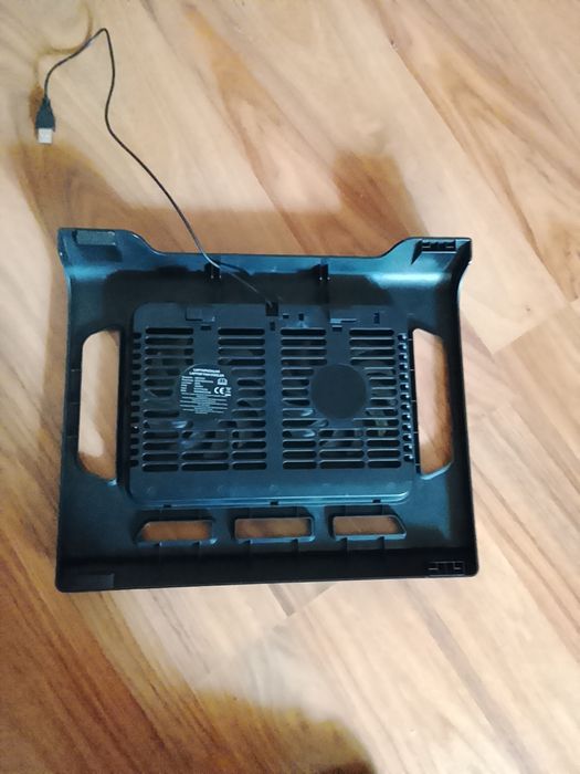Vánd măsuțå cu răcire pentru Laptop.
