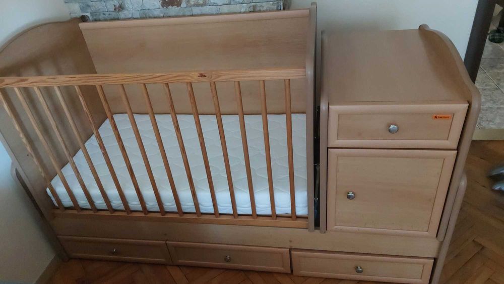 Детско креватче с люлеещ механизъм