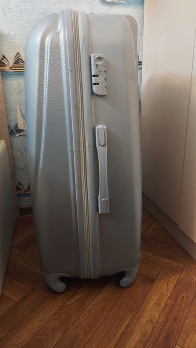 Чемодан на колесиках