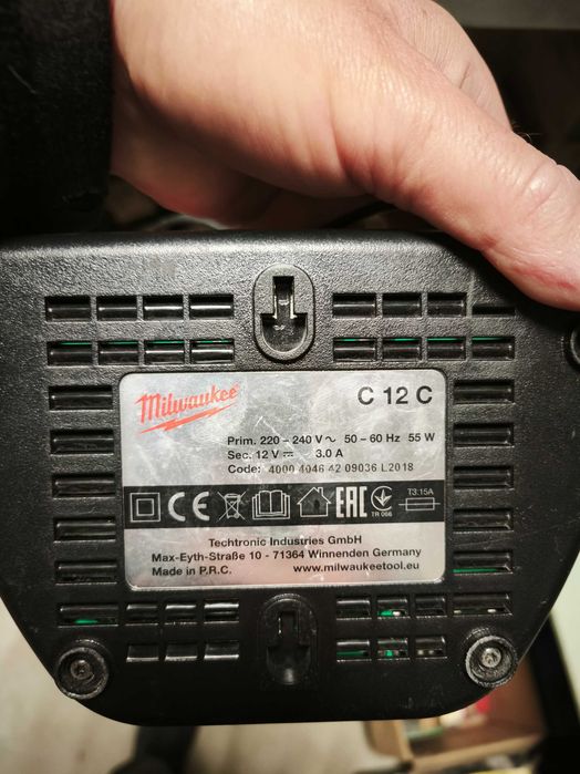 Зарядно и батерия Milwaukee 12V