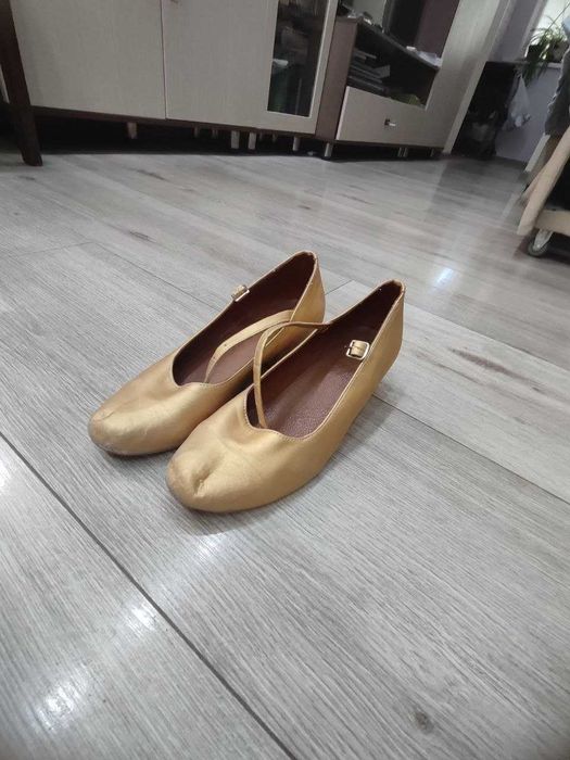 туфли золотые для выступлений.