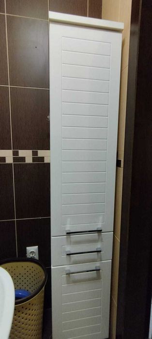 Шкафът за сауна е бял.