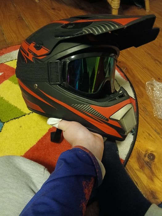 Vând cască pentru moto