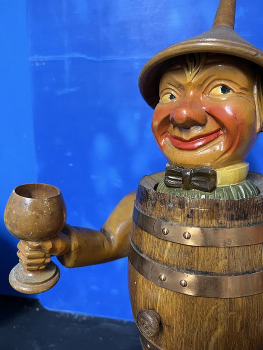 Рядка,стара рекламна фигура на бранд немско вино “Kellergeist”