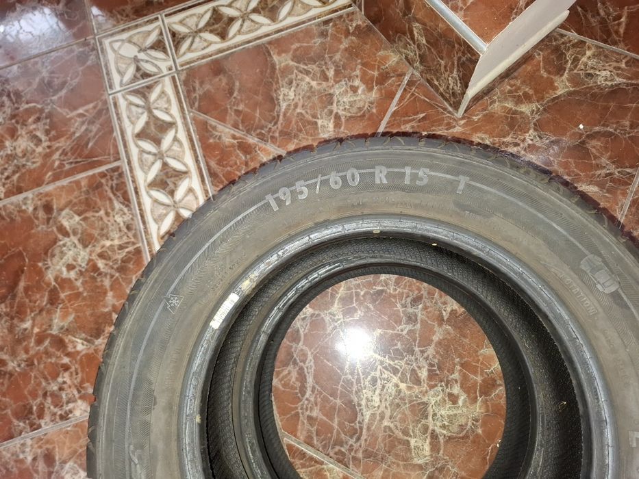 Vând 2 anvelope M+S 195 60 R15