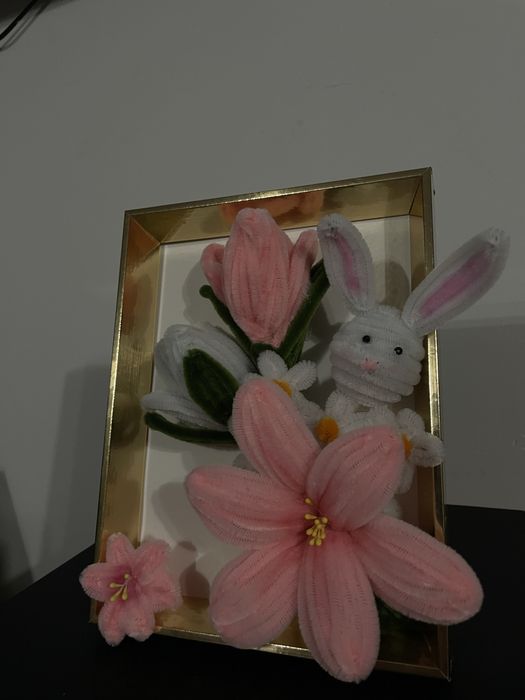 tablou de paste cu flori si iepuras din sarma plusata