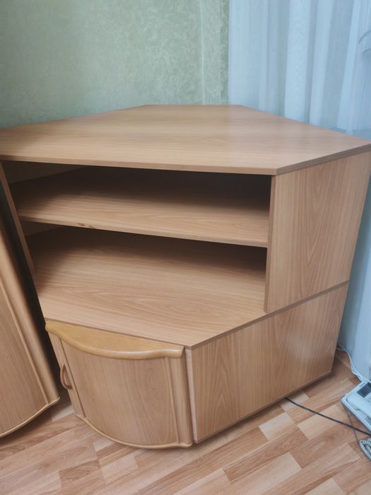 Угловая тумбочка