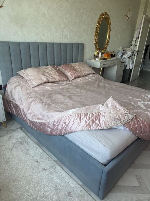 Двуспальная кровать с матрасом