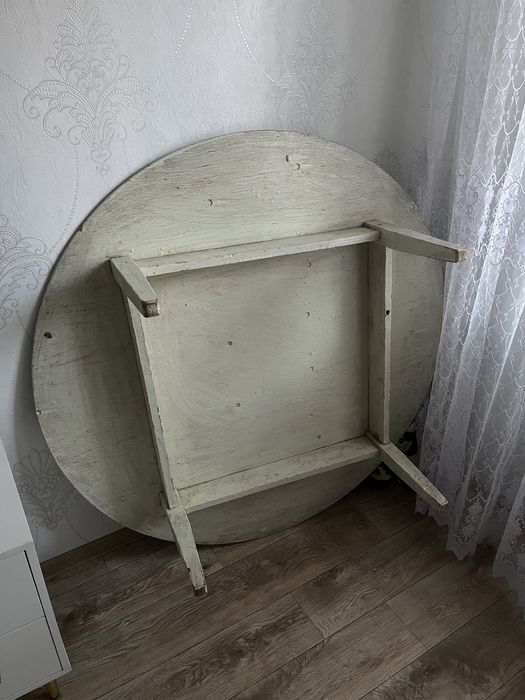 Круглый стол деревянный