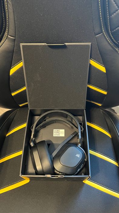 Căști wireless pentru gaming Corsair HS80 + Cooling Pads