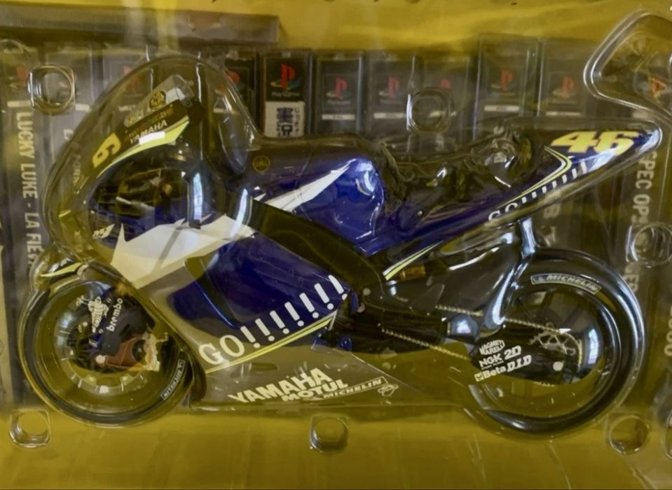 Macheta motocicleta si figurina Motogp 1/12  Anul 2005 Yamaha V. Rossi