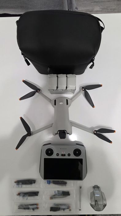 Vand DJI Mini 3 Fly More Combo cu Smart Controller cu Garantie