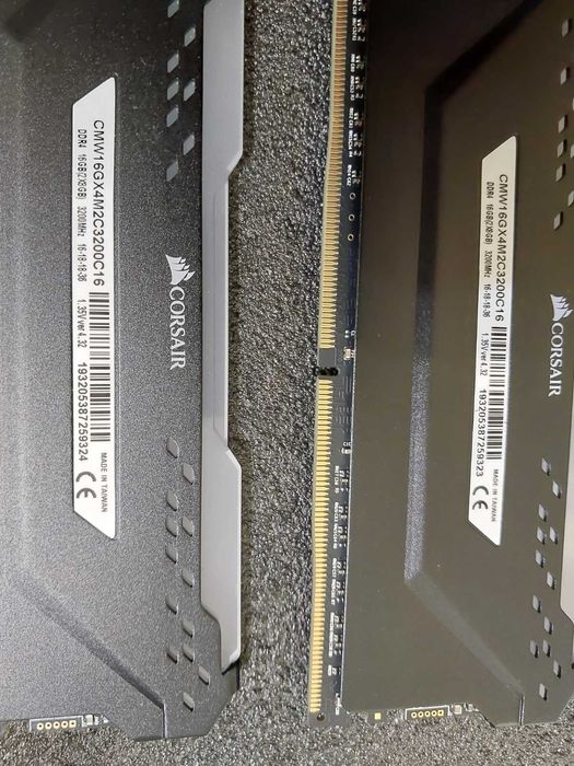 16GB DDR4 3200Mhz CL16 - Corsair Vengance RGB Pro
