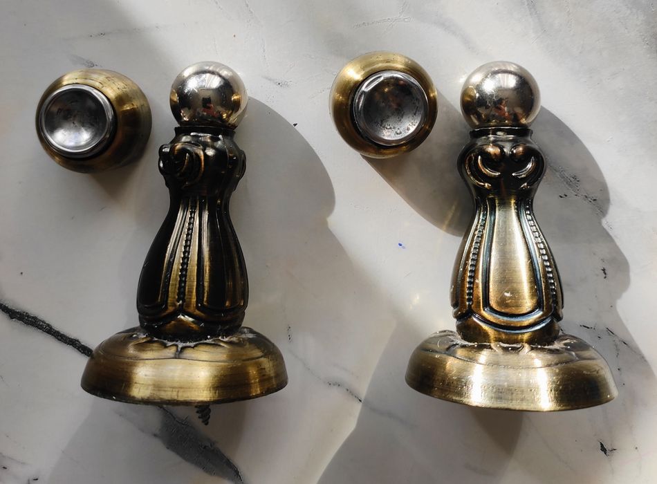 Продаются два металлических стопора фиксатора для дверей.