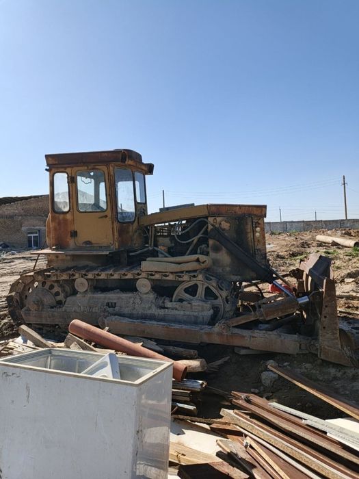 Buldozer sotiladi 16 tonnalik  holati yaxshi