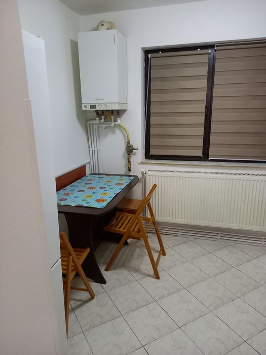 Închiriez apartament  2 camere.