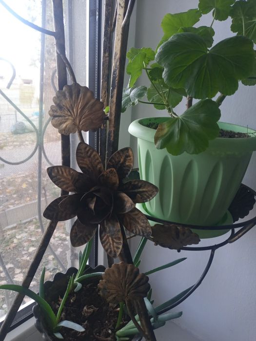 Подставка декоративная под цветы.