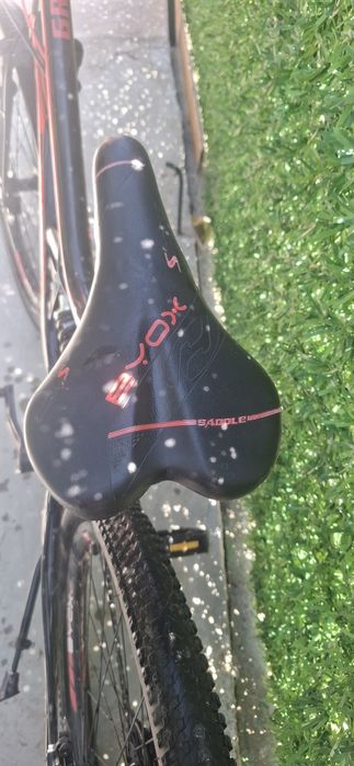 Продавам червено черен  byox