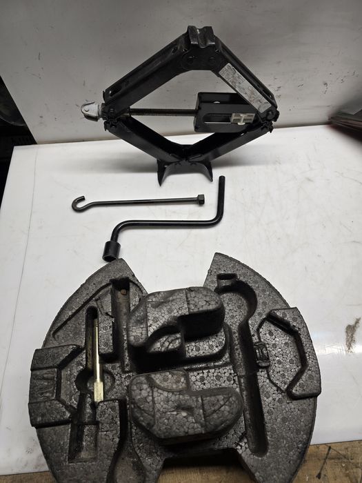 Крик и ключ за гуми Peugeot / Citroen / Пежо / Ситроен