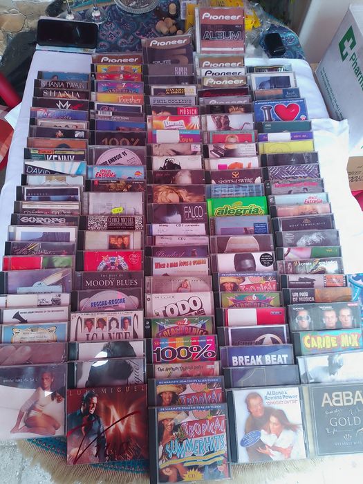 Colecție în jur de 400 cd uri originale cu artisti consacrati