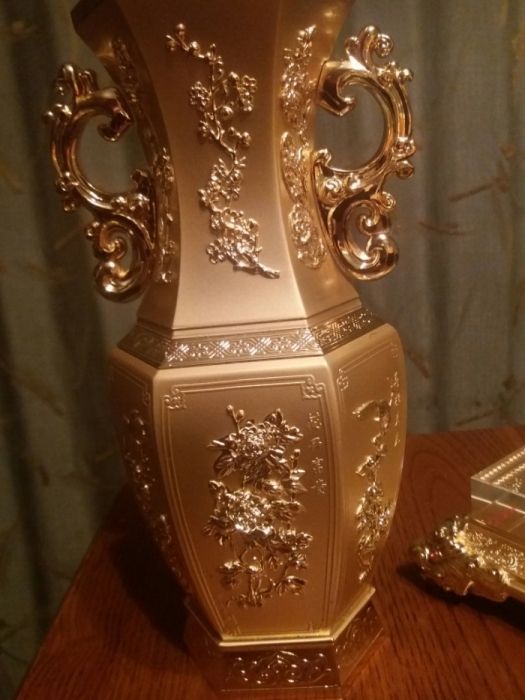 Декоративная золотая ваза .