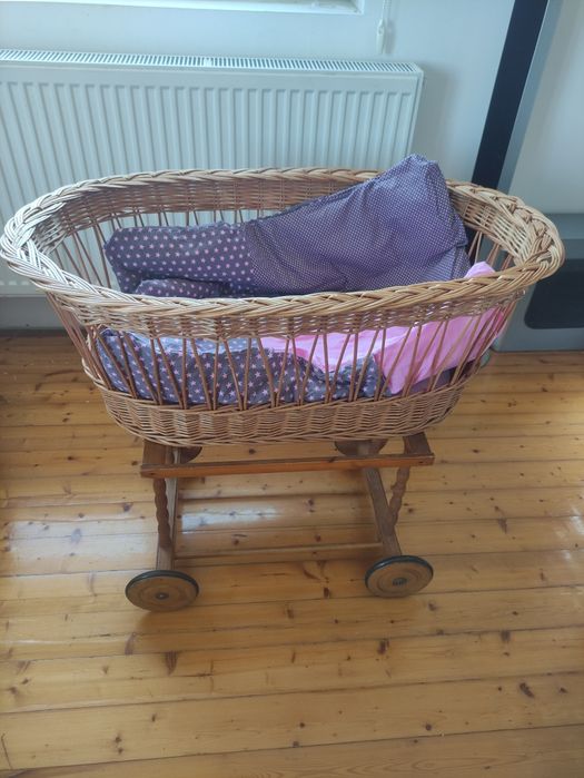 Естествен плетен бебешки кош на колелца