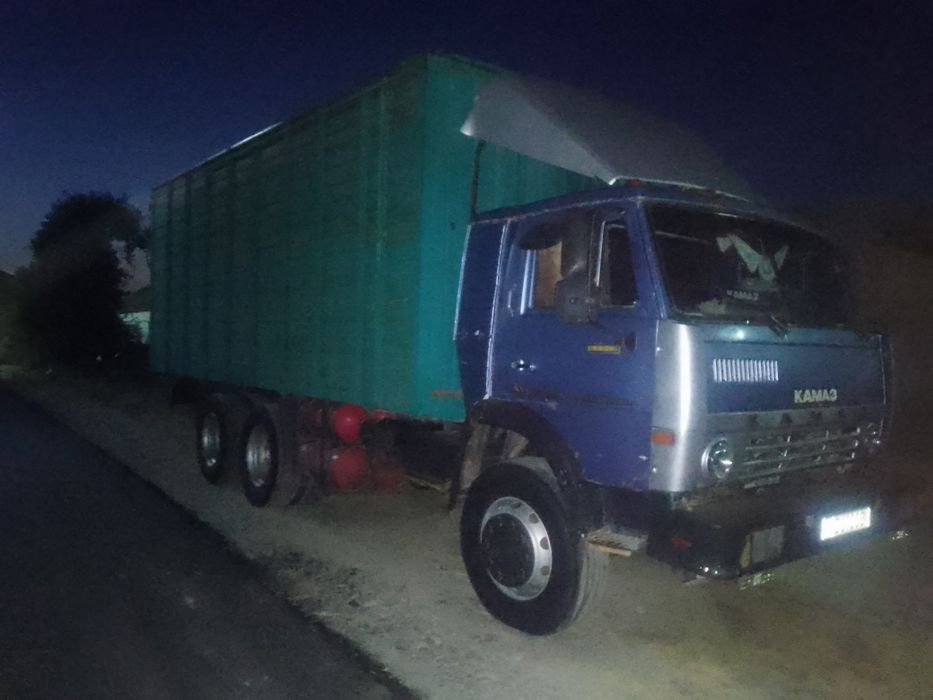 Kamaz ishlab turgan moshina