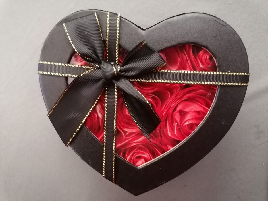 Кутия сърце със сатенени розички