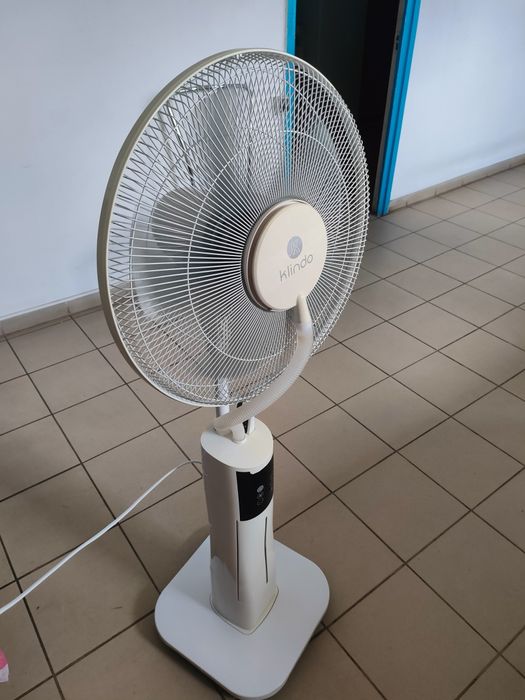 Ventilator rotativ cu apă și telecomandă