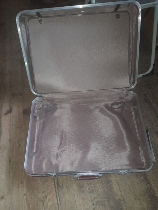 Швейцарски твърд куфар