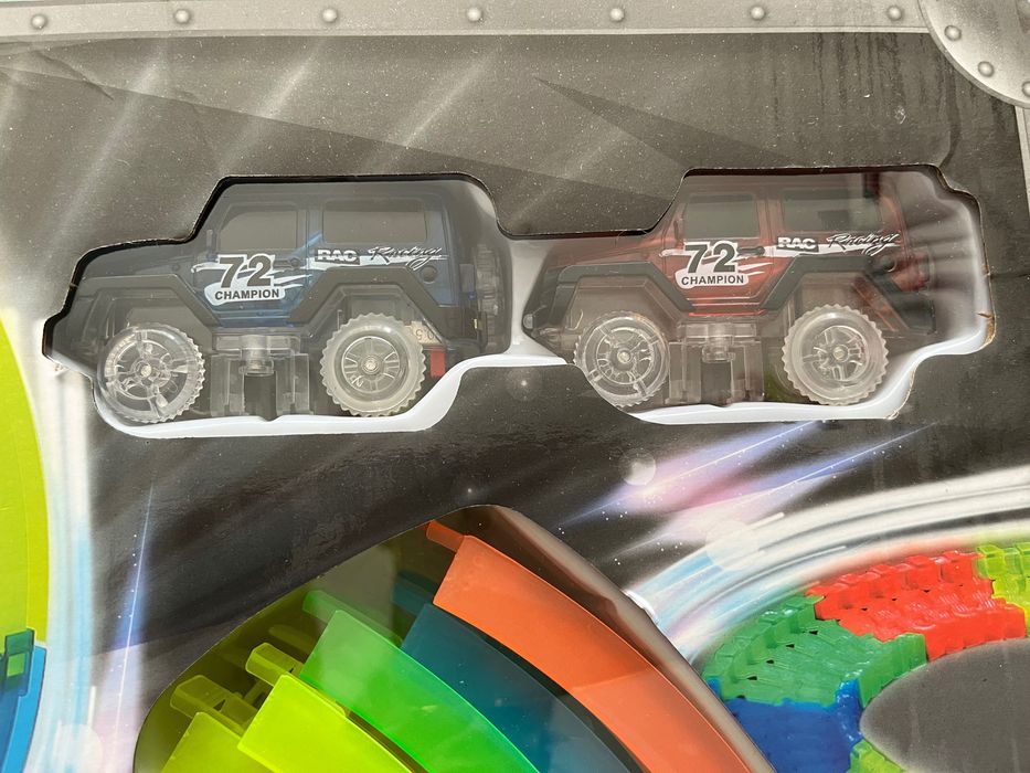 Светеща писта с две колички