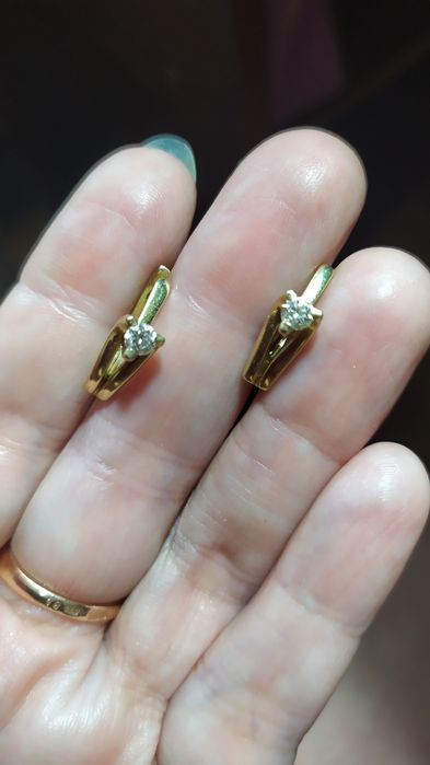 Продам золотые серьги с бриллиантами