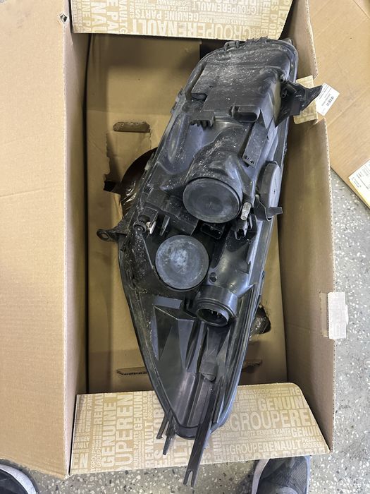 Renault Clio 4 16-19г десен фар ОЕМ (пукнато стъкло)