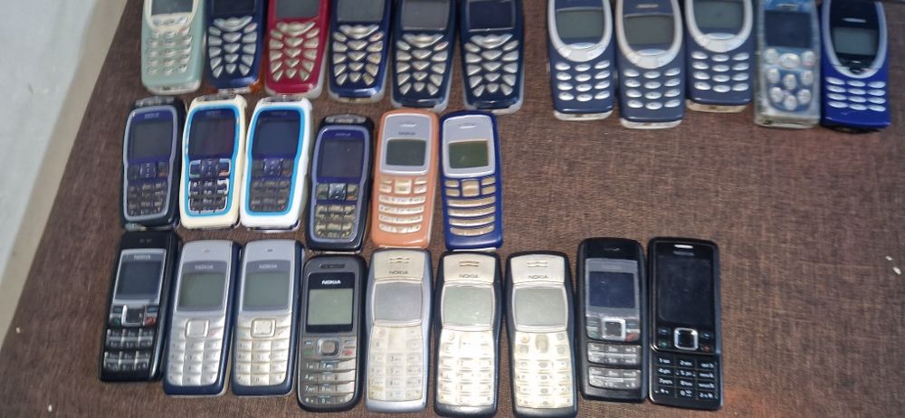 Casti sony noi sigilate si telefoane vechi