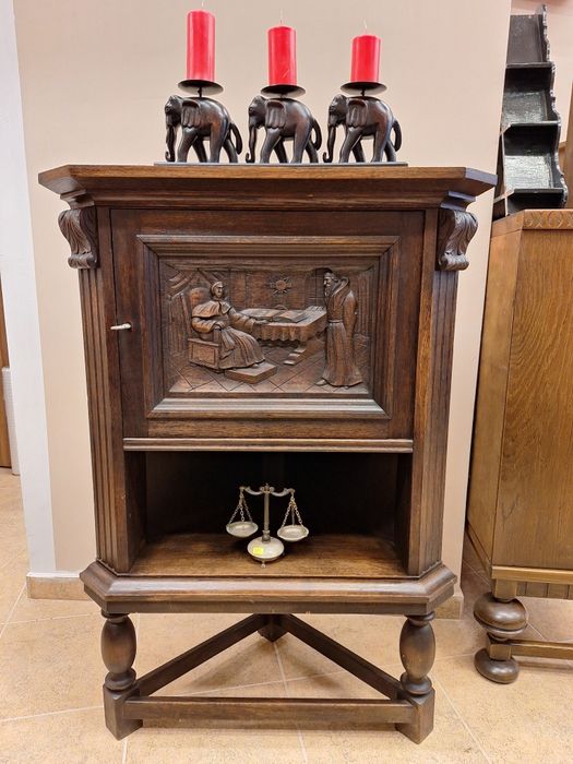 Винтидж ъглов шкаф с богата дърворезба