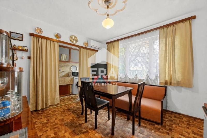Четиристаен, ексклузивен, обзаведен апартамент за продажба, в тухлена