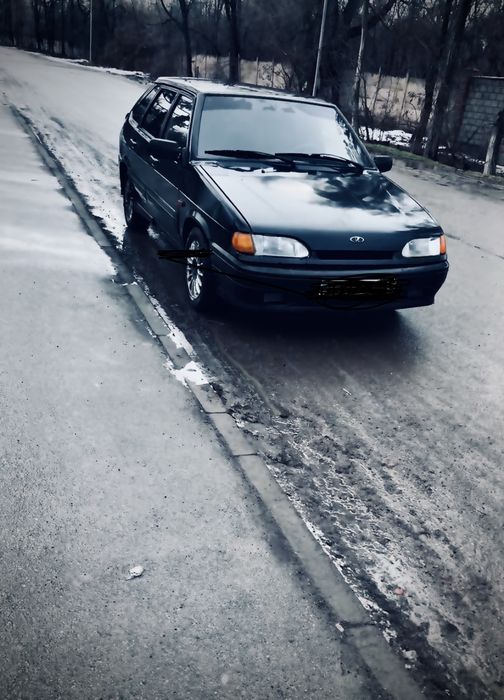 Машина ваз 2114.