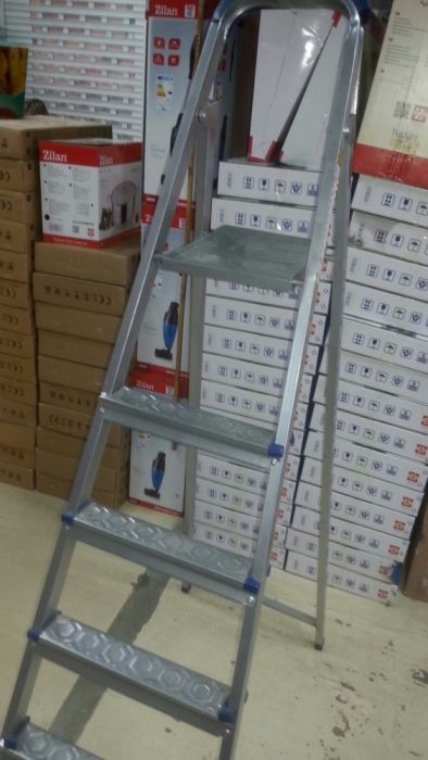 Scara metalica 7 trepte plus 1. 150 kg. Diverse marimi. Noua!