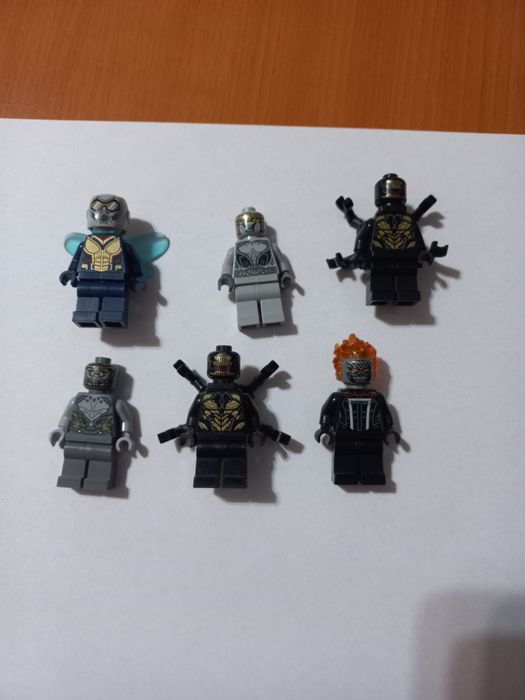 Vând mini figurine Lego