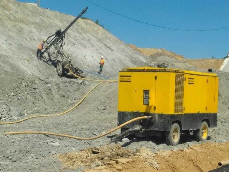 De vanzare compresorul Atlas Copco XAHS 365 MD,  cu motor Mercedes și bloc compresor cu șurub. Presiune de lucru 12-14 bari cu debit de 22,0 m³/min.
