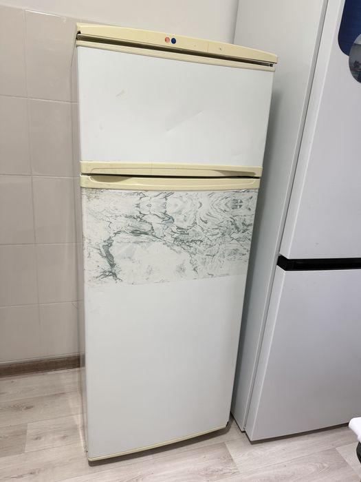 Холодильник двухкамерный, рабочий