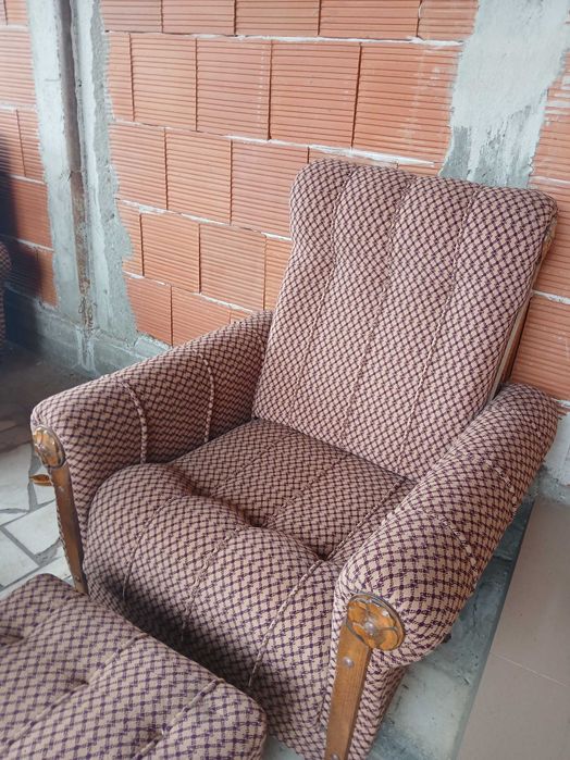 Холова гарнитура с 2 табуретки и маса