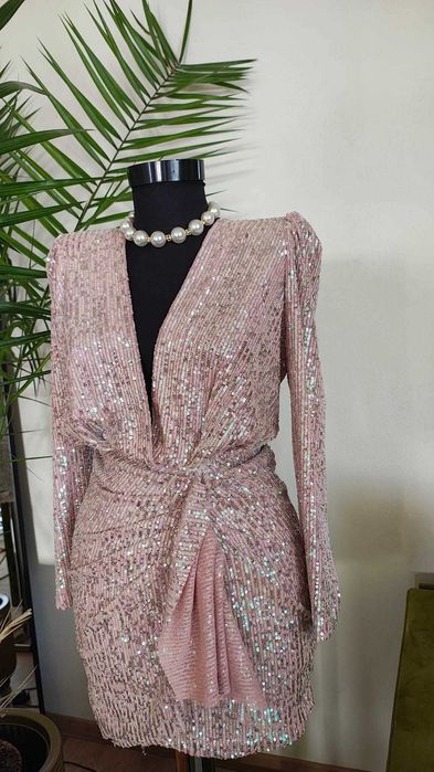 Rochie Poema superbă  mărimea S  material elastic, cu umeri buretati.